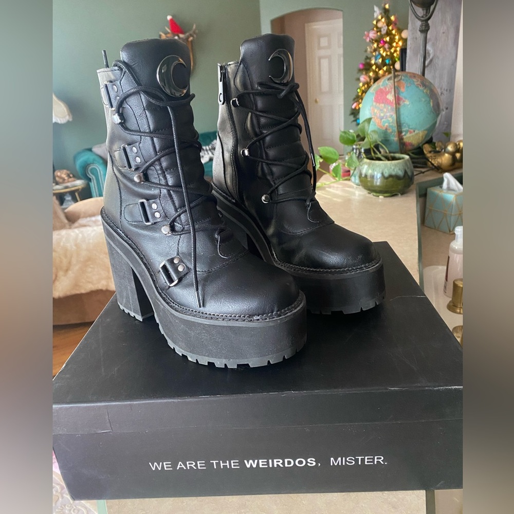 KillStar Size 8 woman’s boots